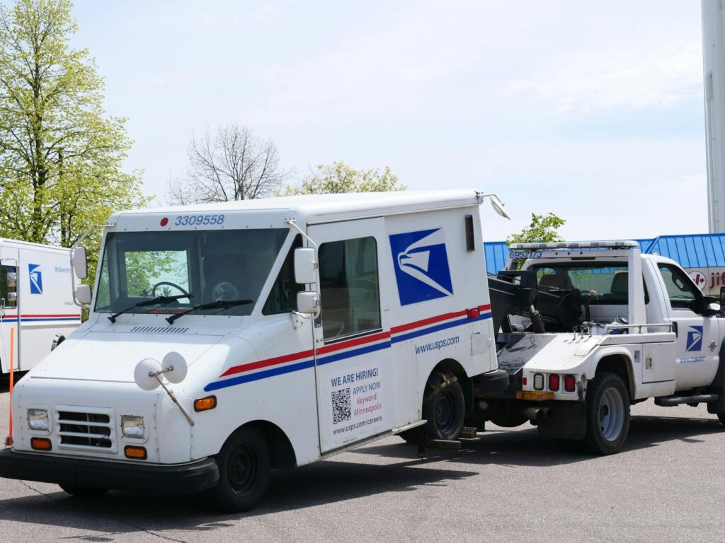A side-by-side comparison of local vs. national towing services. — tow truck arrival time las vegas