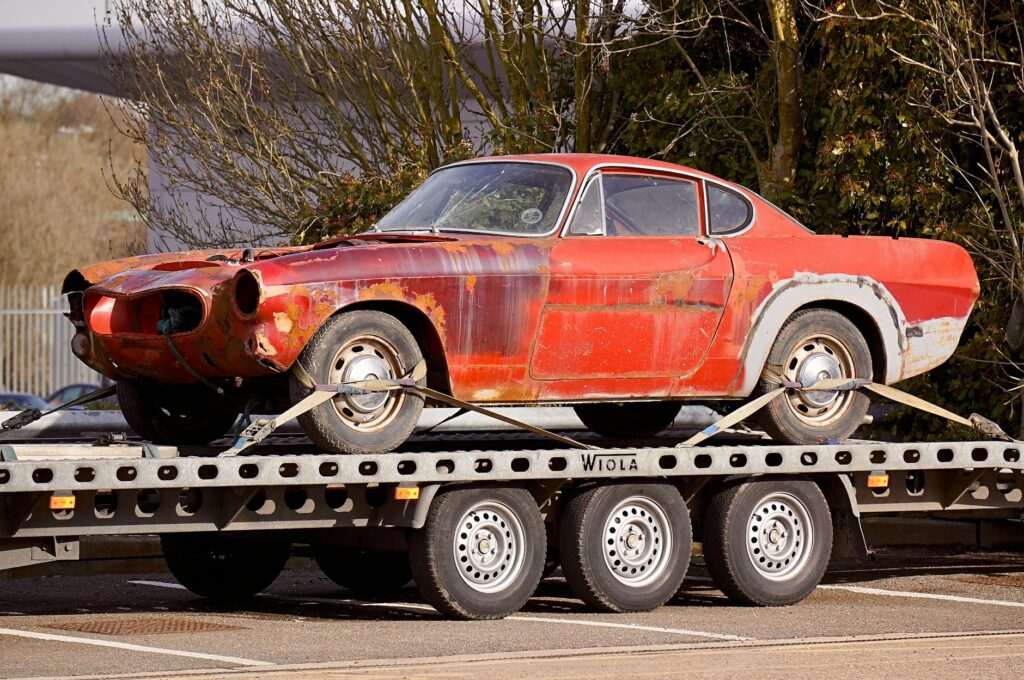 Infographic showing pros and cons of flatbed vs traditional towing. — flatbed towing vs traditional Las Vegas